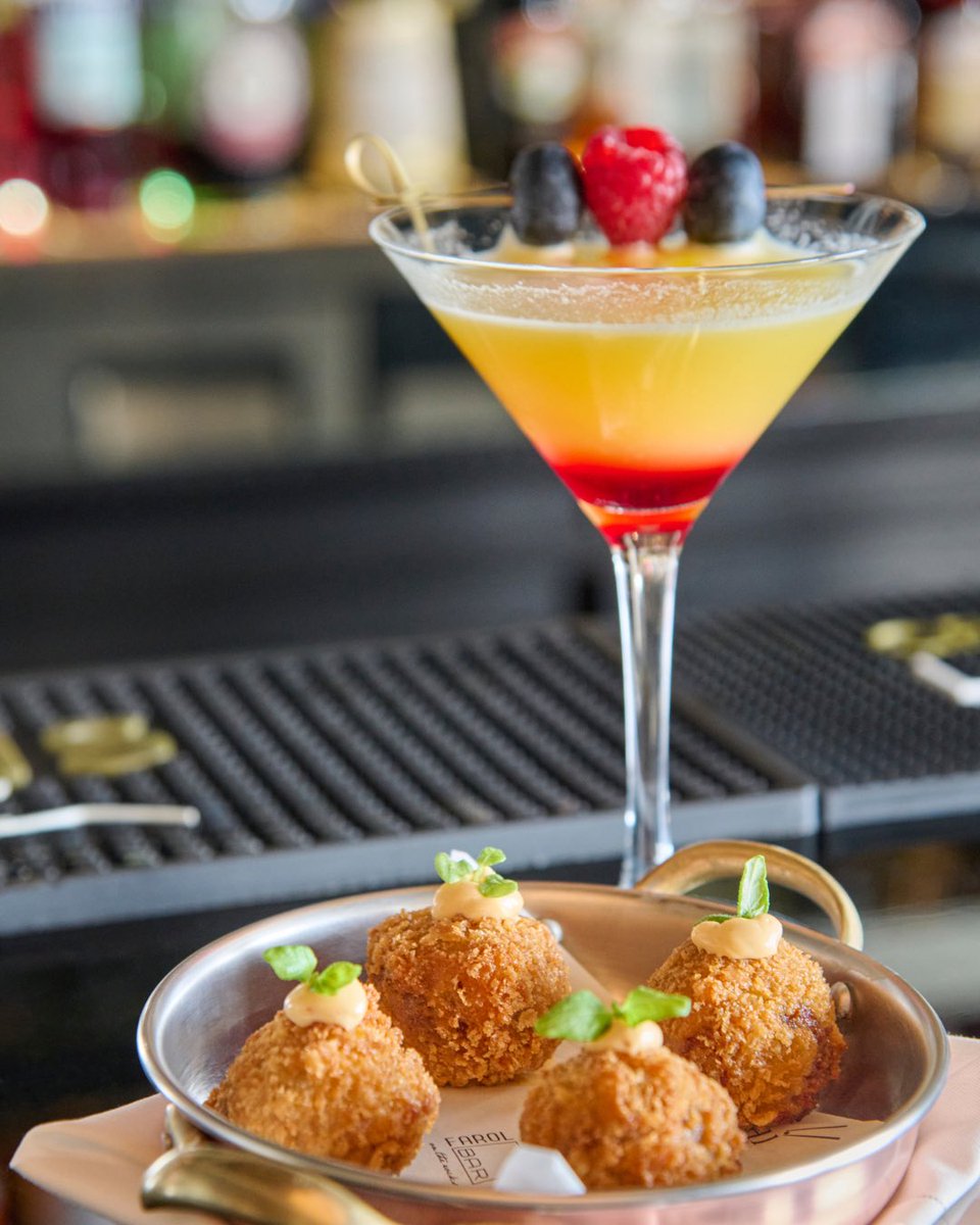 As well as great cocktails, you can order lunch or dinner at the Farol Bar! Our suggestion for today: pata negra croquette!

#farolhotel #onthewater #cascais #cincoestrelas #fivestars #themixrestaurant #themix #sebastienfritye #portugal #food #greatfood  #seaview #newmenu