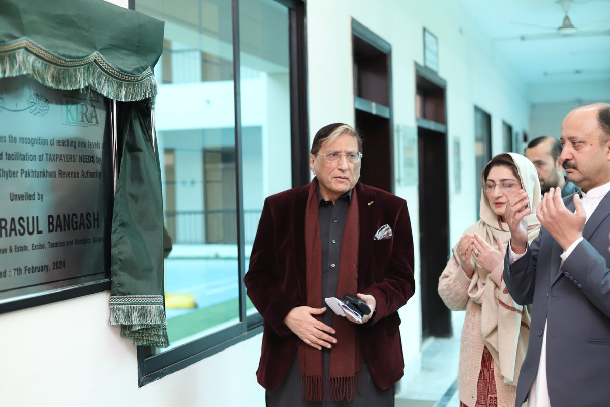 kpra_official's tweet photo. Caretaker Minister for Finance, Revenue and Excise Mr. Ahmed Rasul Bangash visited KPRA's headquarters. Newly posted DG KPRA Fouzia Iqbal and former DG KPRA Abidullah Kakakhel briefed the minister on the working of #KPRA. https://t.co/QaPx4H2uBB