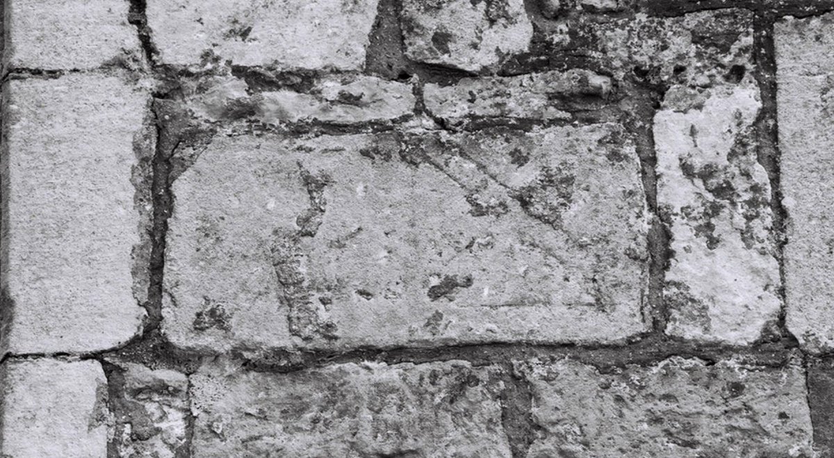 AS_Corpus's tweet photo. Stocker and Everson argue that, along with an example from Carlton-in-Lindrick (image here), this fragment evidences an 11th c quarry workshop using Pennine limestone to produce rectangular grave-markers 'in the East Midland tradition'. More here: https://t.co/fFO1OmI9Ui https://t.co/XQtcXUExqp