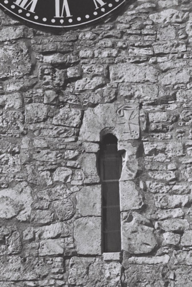 AS_Corpus's tweet photo. Here's an early to mid 11th c grave-marker from Sts Peter &amp; Paul, Church Warsop (Notts). It's been reused as a lintel over the south-facing window in the first floor of the west tower (itself early Norman; Pevsner &amp; Williamson 1979). https://t.co/ka9O9PQVix
