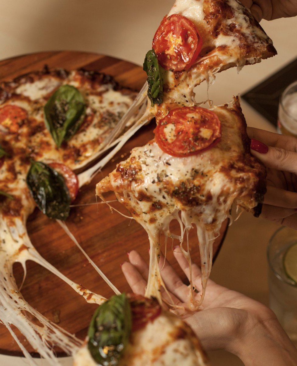 hernanvam's tweet photo. Hoy es el Día Mundial de la Pizza 🍕📣

Esta publicación se responde con actividades o pizzerías que recomienden. Empiezo yo: 

Hoy Honey tiene pizza corrida, de masa madre, 18 a 21h. 70 mil G. y comés todo lo que quieras. 

🧵 Agreguen planes o sus pizzerías favoritas 👇🏽 https://t.co/bjl6oeZACM