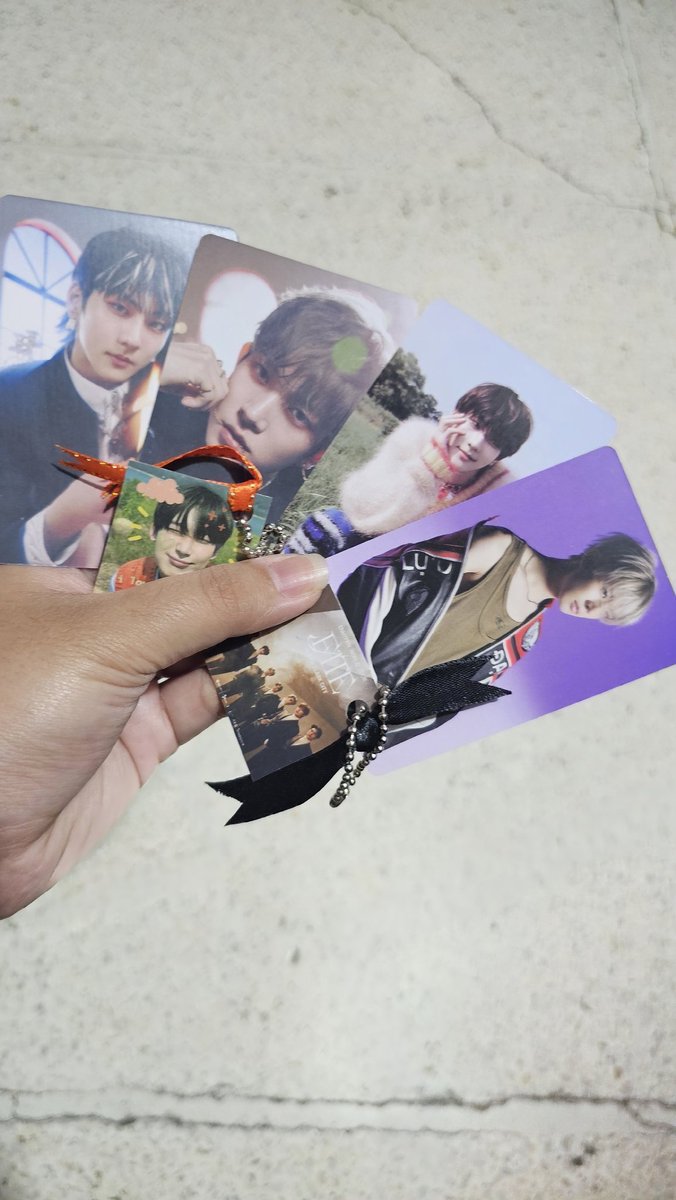 juungw0nie's tweet photo. the kindest and sweetest soul 🥹🥹🫶🫶🫶@420jjongcat  thank you po s freebies and ung toploaders are sooo pretty. definitelyworth the wait. hope to meet you soon.. much love🫰🫰 https://t.co/N0BcnCgXCf