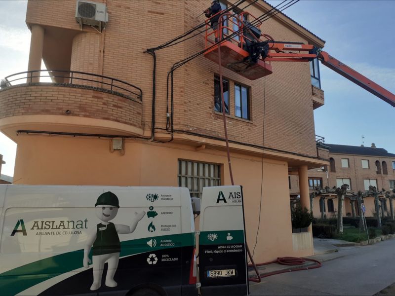 👷🏠 El aislamiento de celulosa en fachadas de <a href="/AislaNat/">AISLANAT CELULOSA</a> es una opción ecológica, eficaz y económica para mejorar el confort interior y reducir el consumo de energía en edificios hasta un 54%.  La instalación no requiere grandes obras, minimizando así molestias.
#AISLANATconAISLA