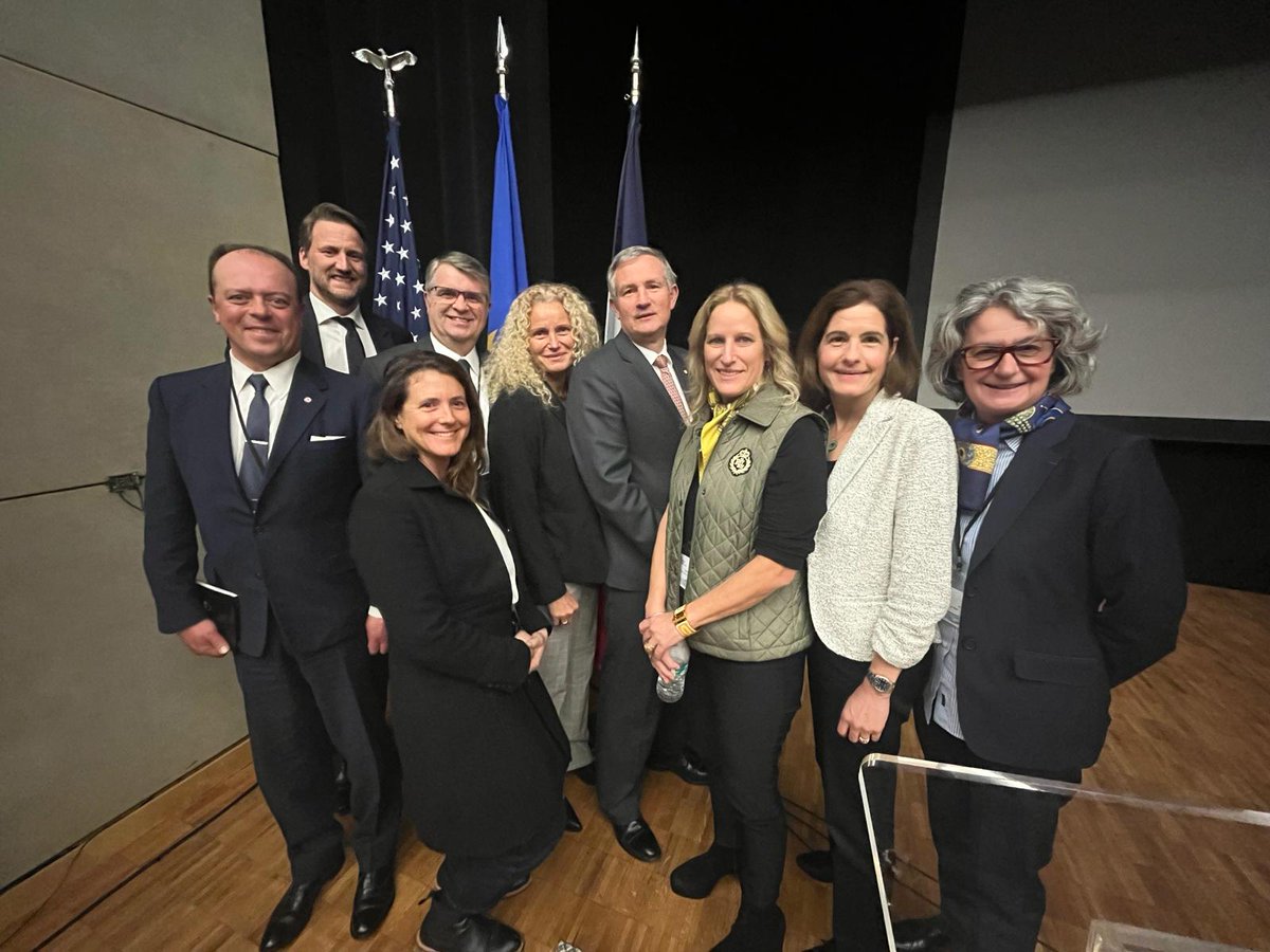 ArianeOgier's tweet photo. Ravie d'avoir retrouvé le consul général, les consuls honoraires et les élus de @franceinsf lors de la réunion consulaire 2024 autour de l'ambassadeur, Laurent Bili, de la directrice des Amériques et Caraibes et du directeur adjoint des français à l'étranger🇫🇷🇺🇸 https://t.co/c8fXEp245F