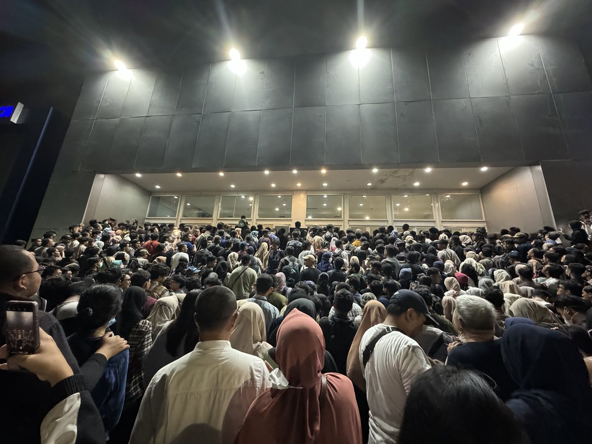 ruthnats's tweet photo. Kayaknya kita ga bisa masuk nih @WidasSatyo. Ini di luar masih segini yang antri, pintunya udah ditutup.

😔 https://t.co/OR2QzqUxkP