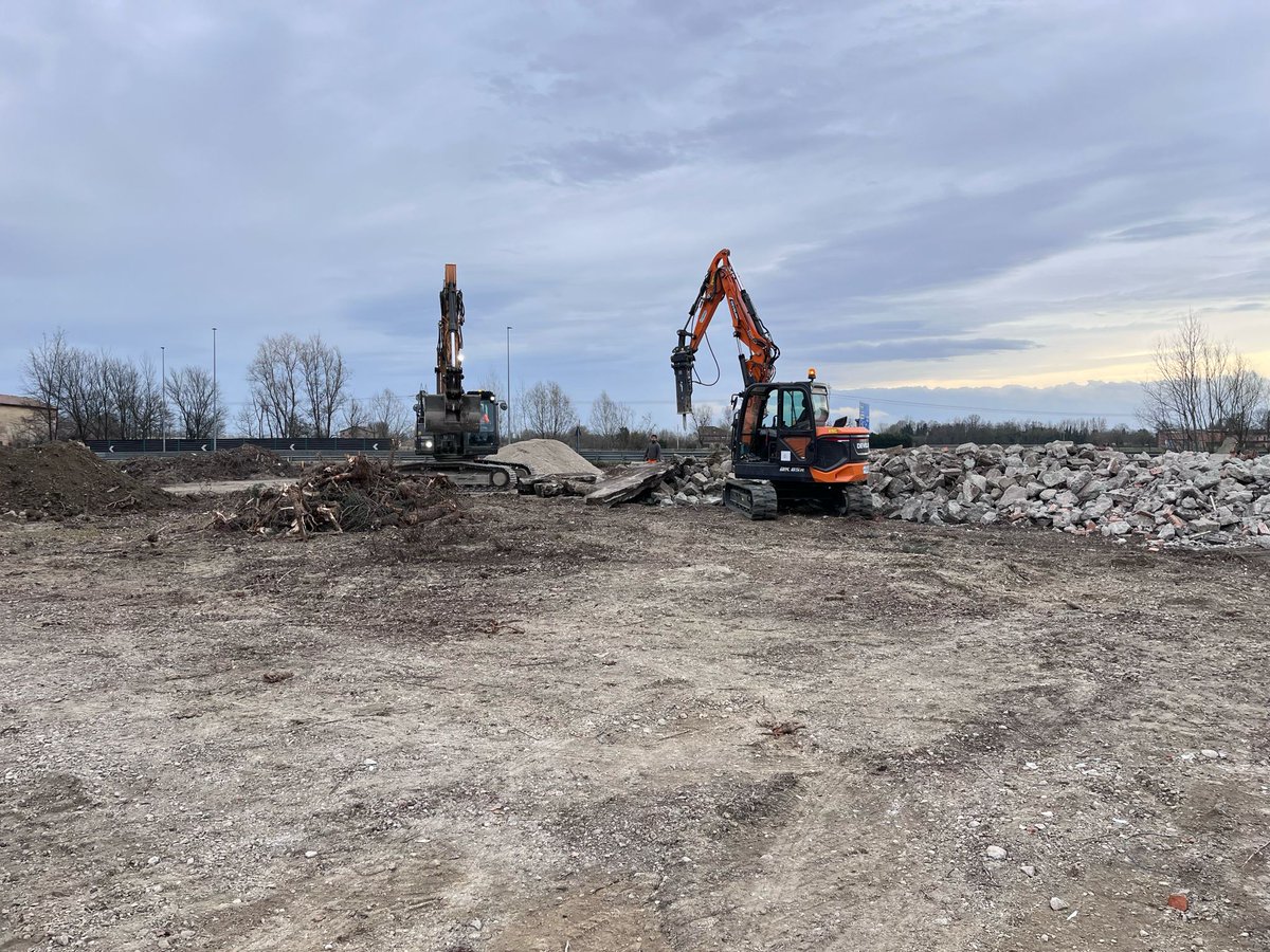 provinciamodena's tweet photo. Via ai lavori per la realizzazione della nuova rotatoria “Rabin” all’innesto tra #sp255 #nonantolana e la tangenziale Rabin a Modena.
I lavori, prevede lo spostamento verso ovest della rotatoria e la creazione di due rami di svio del traffico.
Tempi di realizzazione: 8 mesi https://t.co/DBzgDvqSM9