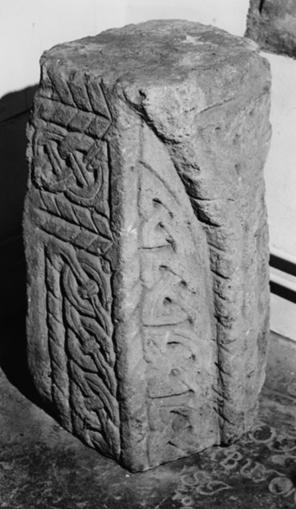 AS_Corpus's tweet photo. A second #earlymedieval sculpture from Nottinghamshire: this beautiful recumbent from St Mary &amp; All Saints, Shelton. The monument has been halved at some point for reuse as building material. Dated on stylistic grounds to the later 10th c. https://t.co/UEgUlcpioy