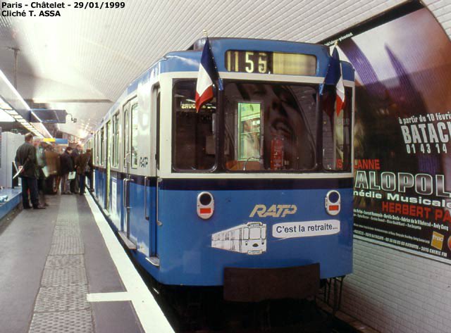 Cheminot_du_75's tweet photo. Dans le rétro : il y a 25 ans, le 29 janvier 1999, sur la ligne 11 du métro de Paris, circulait pour la toute dernière fois l'iconique MP 55, la première rame de métro pneus de série. C’était aussi à l'époque le dernier métro repeint bleu roi (rénové en 1977) en exploitation… https://t.co/KHuvY9VJs8