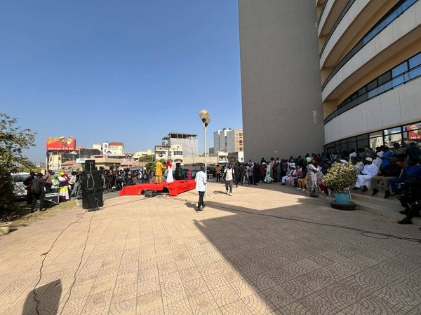 ModelLecitoyen's tweet photo. [ EN IMAGES]  🇸🇳: Des journalistes  se rassemblent à  la Maison de la Presse ce vendredi pour  manifester contre le retrait  de la licence de Walf TV.
#FreeSenagal #FreeWalf #WalfVivra https://t.co/32YA6XGy3g