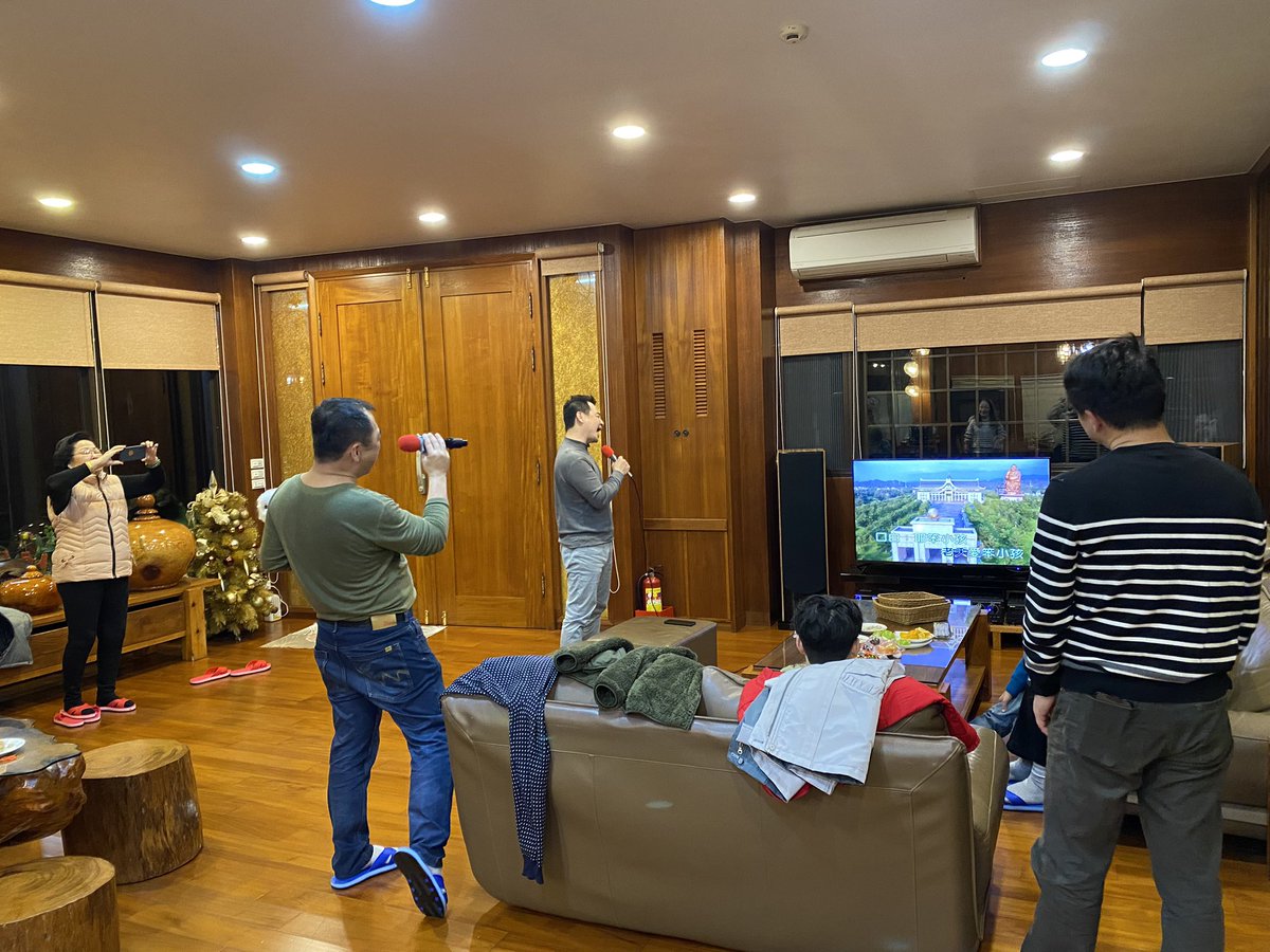 在阿嬤眼裡 爸爸阿伯叔叔永遠是小孩
（就像我在唱歌的時候我爸一定會在旁邊拍照）