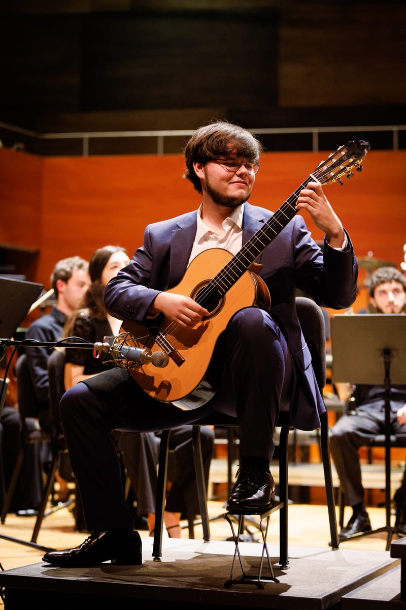 GonPenalosa's tweet photo. El sábado fue un día muy especial, tuve la enorme suerte de poder tocar con grandísimos músicos y compañeros, con un director maravilloso, Fernando Bustamante, y con un público fantástico. Mil gracias Tanausú Luis, CSMIB y @pedromateogg #music #classicalmusic #classicalguitarist https://t.co/Pc1gtlGxTr
