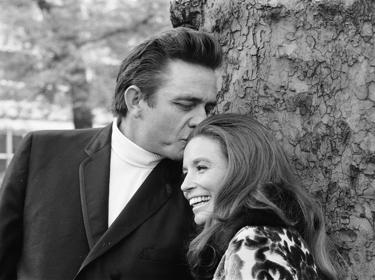 Questa lettera d'amore scritta da Johnny Cash alla moglie June Carter Cash è stata eletta come la più bella di tutti i tempi:

23 giugno 1994 

Odense, Danimarca.

Buon compleanno Principessa,

invecchiamo e ci abituiamo l’uno all’altra. Pensiamo allo stesso modo. Ci leggiamo nel