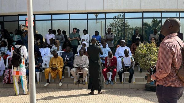 ModelLecitoyen's tweet photo. [ EN IMAGES]  🇸🇳: Des journalistes  se rassemblent à  la Maison de la Presse ce vendredi pour  manifester contre le retrait  de la licence de Walf TV.
#FreeSenagal #FreeWalf #WalfVivra https://t.co/32YA6XGy3g