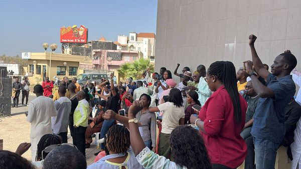 ModelLecitoyen's tweet photo. [ EN IMAGES]  🇸🇳: Des journalistes  se rassemblent à  la Maison de la Presse ce vendredi pour  manifester contre le retrait  de la licence de Walf TV.
#FreeSenagal #FreeWalf #WalfVivra https://t.co/32YA6XGy3g