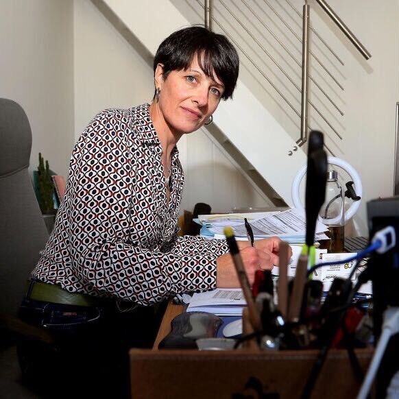 LMPositif's tweet photo. 🇫🇷 Recrutée il y a dix ans dans l’agence bordelaise d’un assureur en tant qu’agent d’entretien, Blandine Malgras a utilisé sa surdité pour créer un service dédié aux clients sourds et malentendants, en les informant en langue des signes ! 👏 (Le Parisien)

📸 Patrick Bernard https://t.co/tHWWvB3qFV