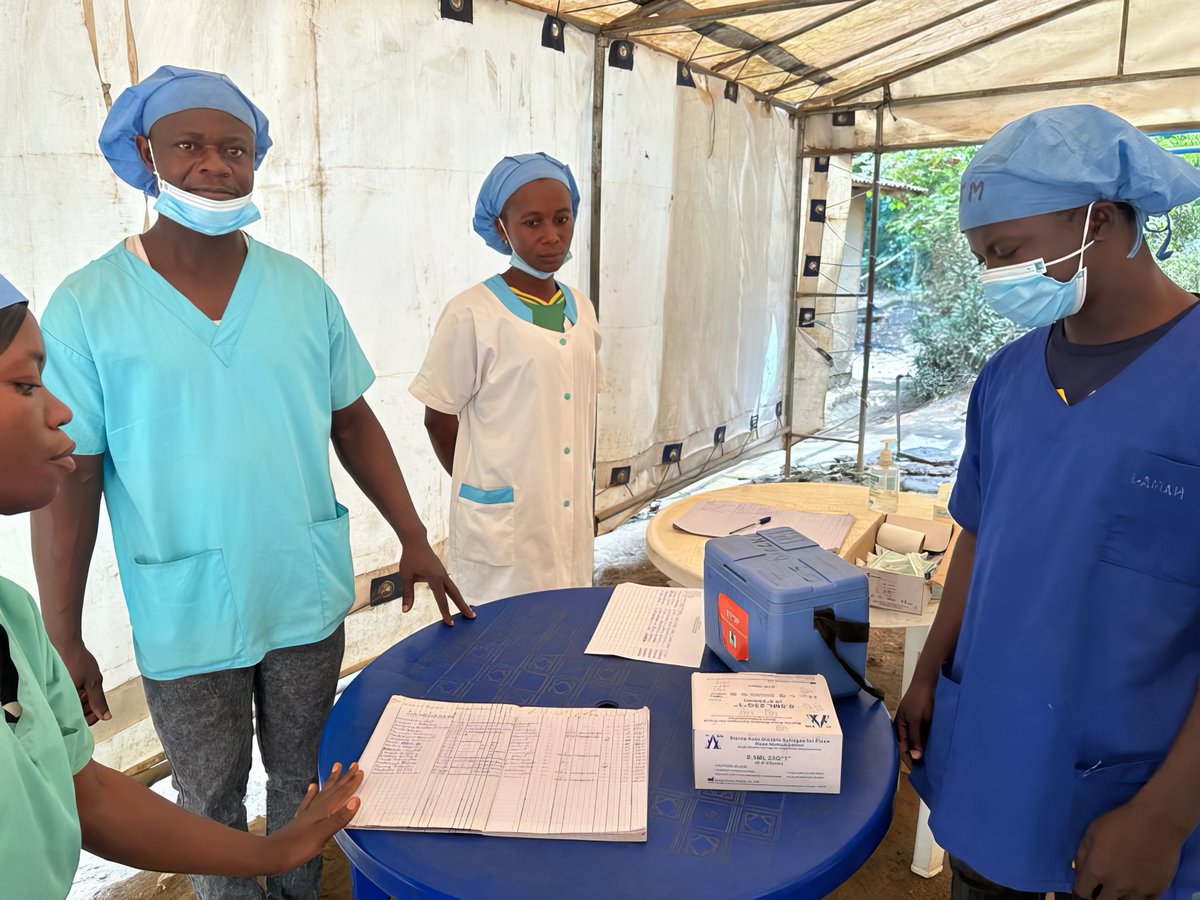 Madame <a href="/FonsecaIOM/">Ana FONSECA</a> Cheffe de Mission de l'OIM rencontre l'équipe de #Vaccination au PoE de Baala, 🇬🇳🇱🇷 frontière avec le Liberia où les populations mobiles ont la possibilité de se faire vacciner après le contrôle sanitaire et la sensibilisation, grâce à l'appui de <a href="/Gavi/">Gavi, the Vaccine Alliance</a>. <a href="/GouvGn/">Gouvernement GN</a>