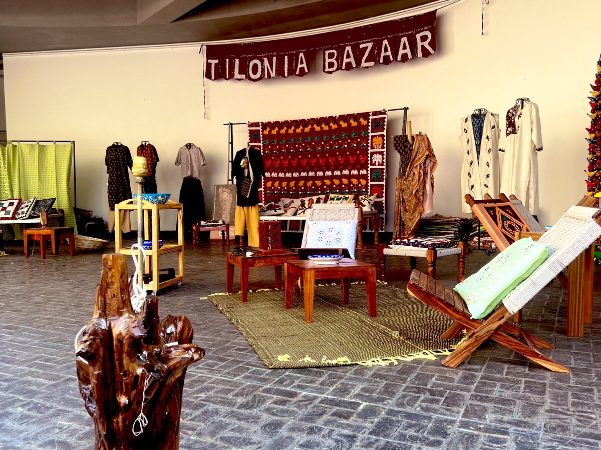 AmbSanjay_'s tweet image. Visited Triveni to discover @TiloniaBazaar with beautiful handicrafts 

It revived memories of 1981, when I spent a summer working with #BunkerRoy at #SWRC Tilonia, later @BarefootCollege 

Also, the kebabs &amp;amp; keema are still outstanding