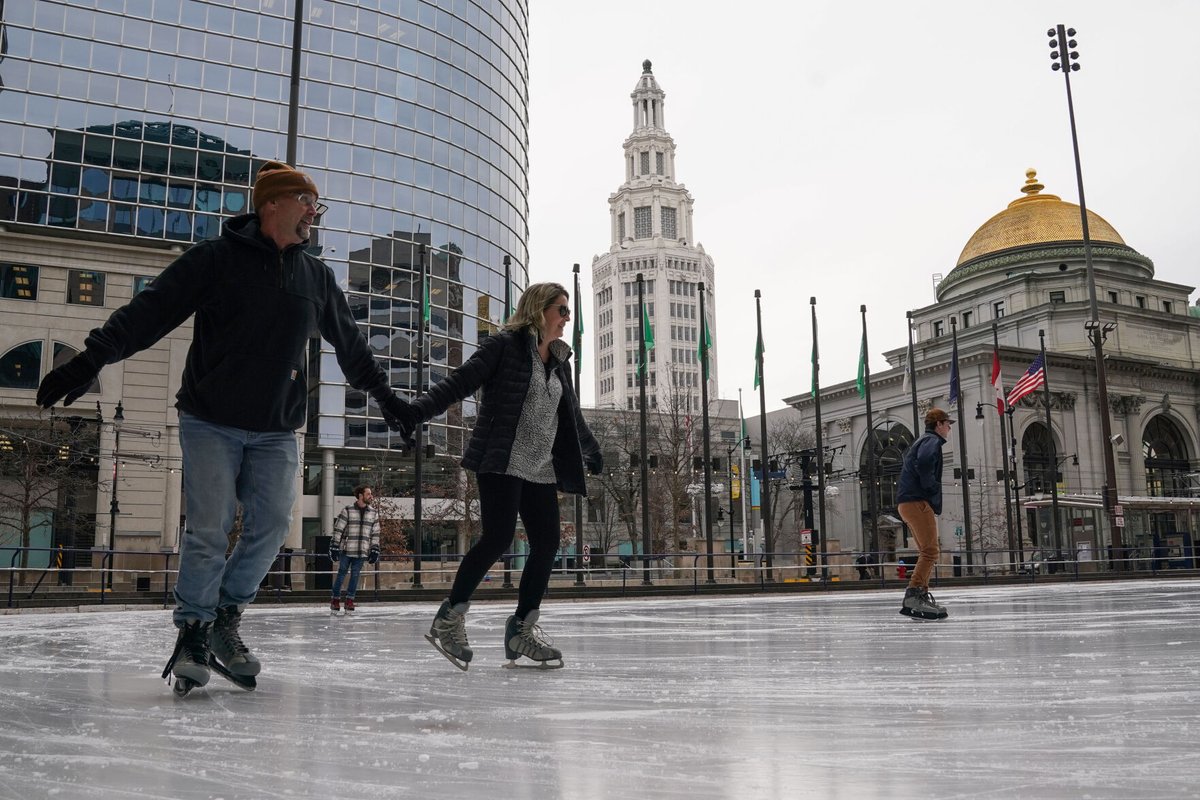 TheBuffaloNews's tweet photo. Tim and Caryn Phillips of Kenmore ice skate at Rotary Rink in today's #EveryDayAPhoto by @DerekGeePhoto:
https://t.co/OYUmZzf6TS https://t.co/r8eLdaYf7h