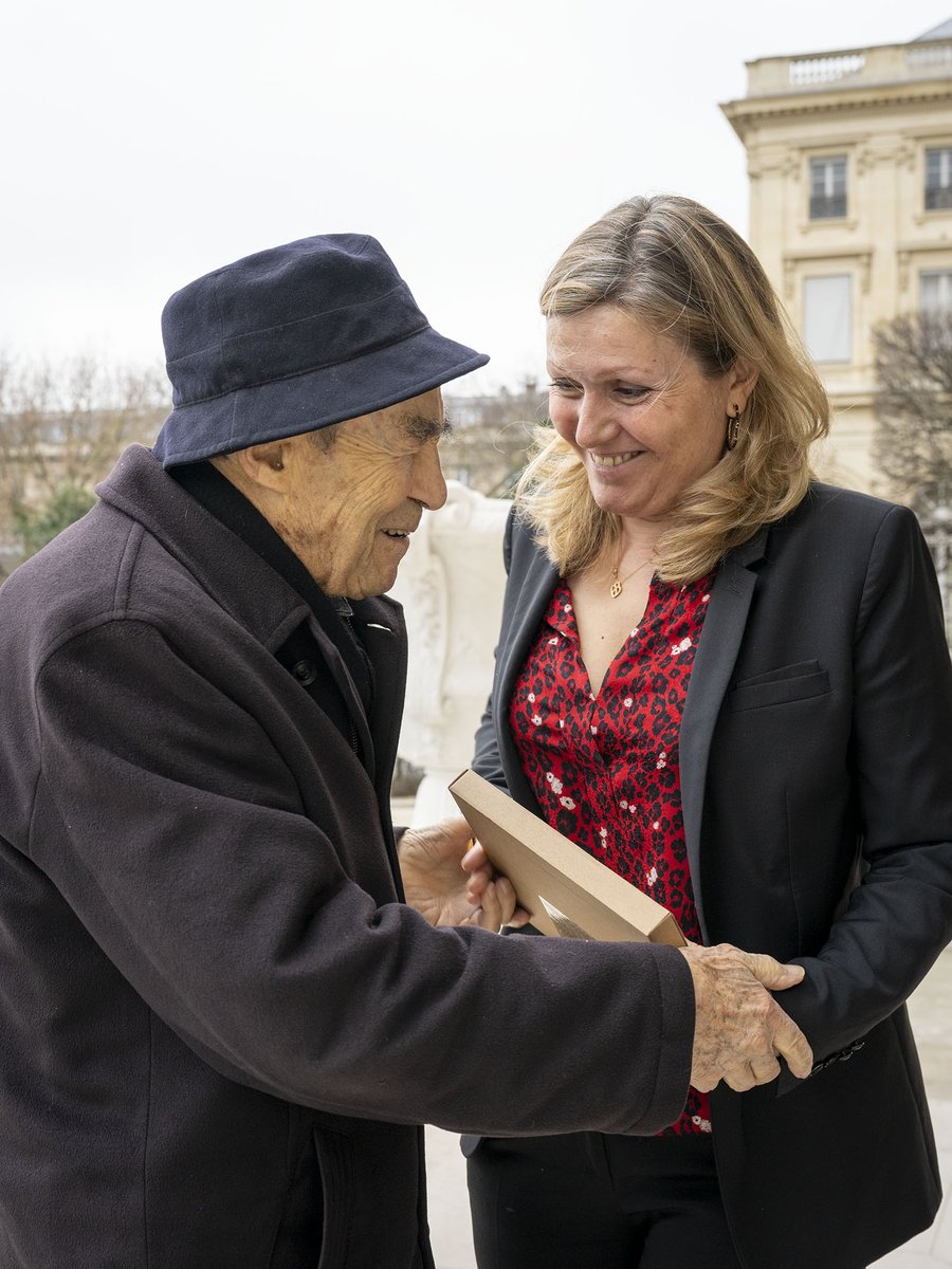 Robert Badinter était le défenseur des causes justes, l’humanisme incarné, la voix de la sagesse dans un monde bouleversé. La République lui doit beaucoup, et l’hémicycle restera à jamais le témoin de son combat contre la peine de mort. À ses proches, je veux dire ma peine et…