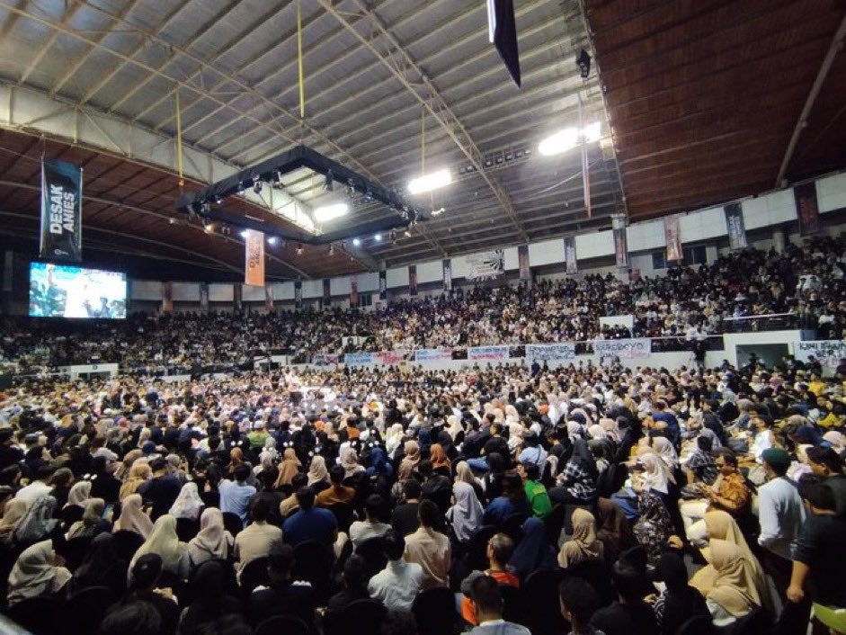 PostSparkX's tweet photo. Serba Serbi Desak Anies Surabaya 😧

Ini kampanye apa konser yaa sampe meluber gini yang dateng, ini diluar venue kabarnya juga masih rame😭

Surabaya sama Semarang gokil abiss🔥🫡

#AMINAjaDulu https://t.co/e7cvfiI8V0