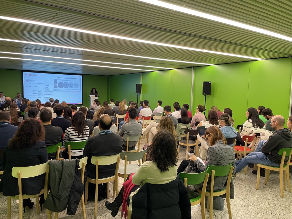 2 mesa de la mañana. Sala llena 👏👏
Mesa conjunta con el Area de Neumología Pediátrica 
en el abordaje de Fisioterapia Respiratoria en las enfermedades neurosmusculares pediátricas con  afectación respiratoria con nuestras compañeras Raquel Ruiz y Paula Blanco 
#YoSoyFisioSEPAR