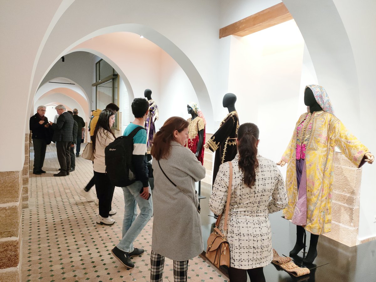FNMusees's tweet photo. Hier a eu lieu le vernissage de l’exposition « Aux fils du caftan marocain » aux Oudayas, musée national de la parure, marqué par la présence de personnalités diplomatiques, de créateurs et de passionnés du caftan. https://t.co/LalggPiUxo