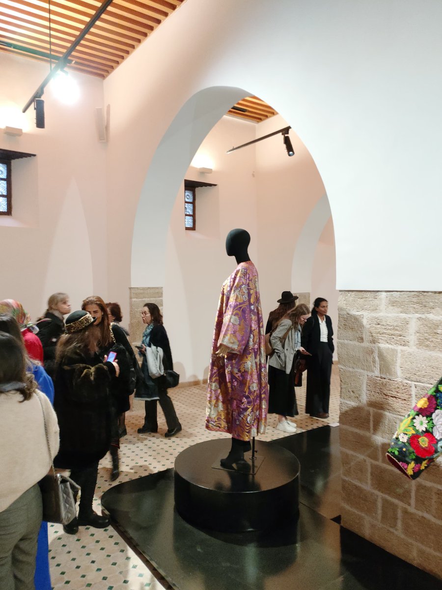 FNMusees's tweet photo. Hier a eu lieu le vernissage de l’exposition « Aux fils du caftan marocain » aux Oudayas, musée national de la parure, marqué par la présence de personnalités diplomatiques, de créateurs et de passionnés du caftan. https://t.co/LalggPiUxo