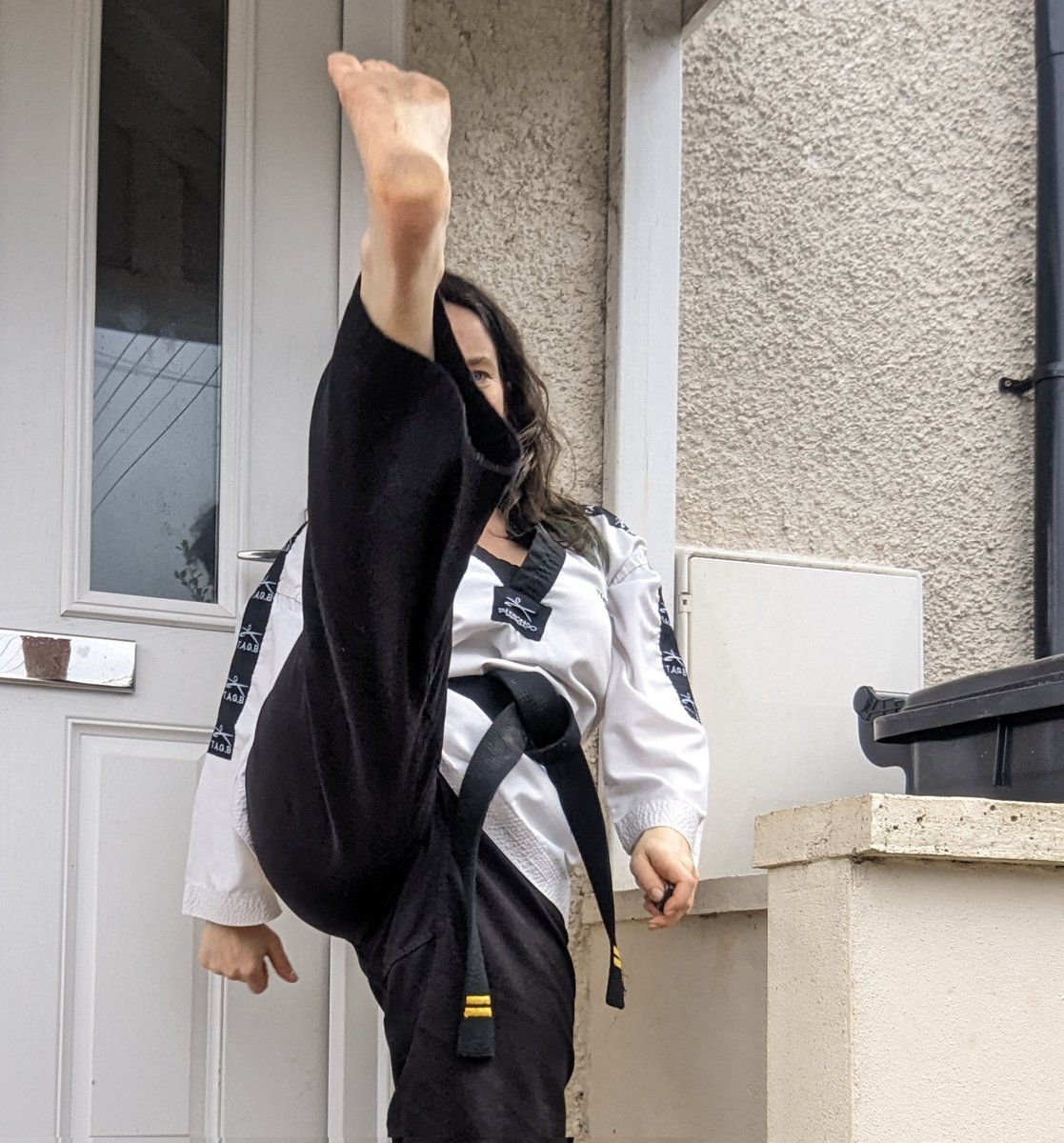 Mamapaws69's tweet photo. It's #footfetishfriday 😁 have a good day!! 😘😘

#footfetfriday #karatefeet #tkdfeet #taekwando #itf  #tkd #blackbelt #blackbeltbeauty #martialartsfeet #martialarts #martialartsgirls #martialartswoman #dirtyfeet #kicksonfire #feet #sole #toes #martialartist #sportsmodel https://t.co/k9Bv8es50S