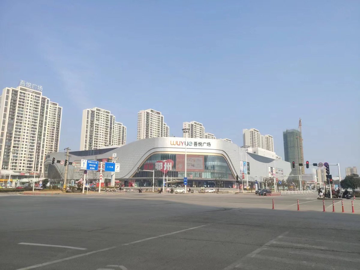 How do physical malls survive in China when you can order everything online?

Two things...F&amp;B and...experiences. Especially experiences for kids.

Behold, the brand-new Wuyue Shopping Center in Ezhou, Hubei.