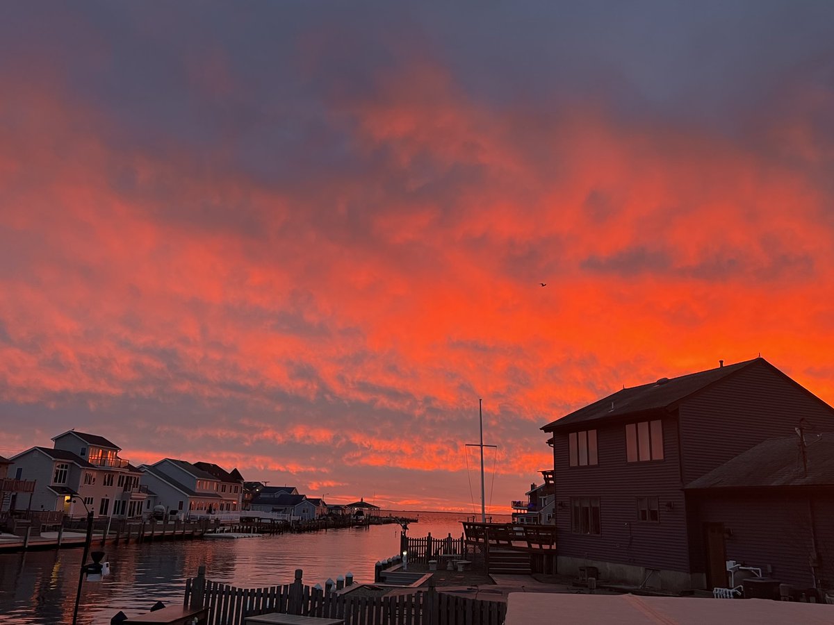 Pjfriend's tweet photo. One of the best reasons for getting up early!! #sunrise #jerseyshore #hurryspring @DaveCurren @PaytonDomschke @AdamKlotzFNC @LBIWeather @NJWxNews @karenrogers6abc @USAsunrise @myWeatherNJ https://t.co/0brA0T26lG
