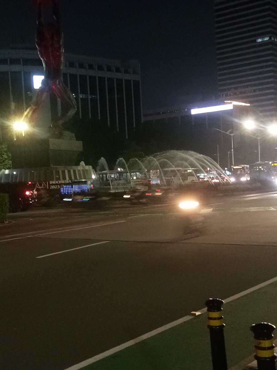 ANursyahlan's tweet photo. Suasana mlm d bundaran senayan😉😉😉😊 https://t.co/edb0UzXKcd