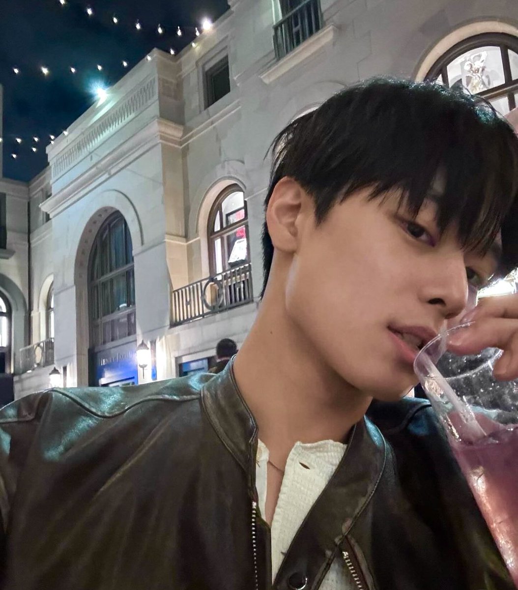 KISSYJEONS's tweet photo. drinks https://t.co/6g7t7XiOOu