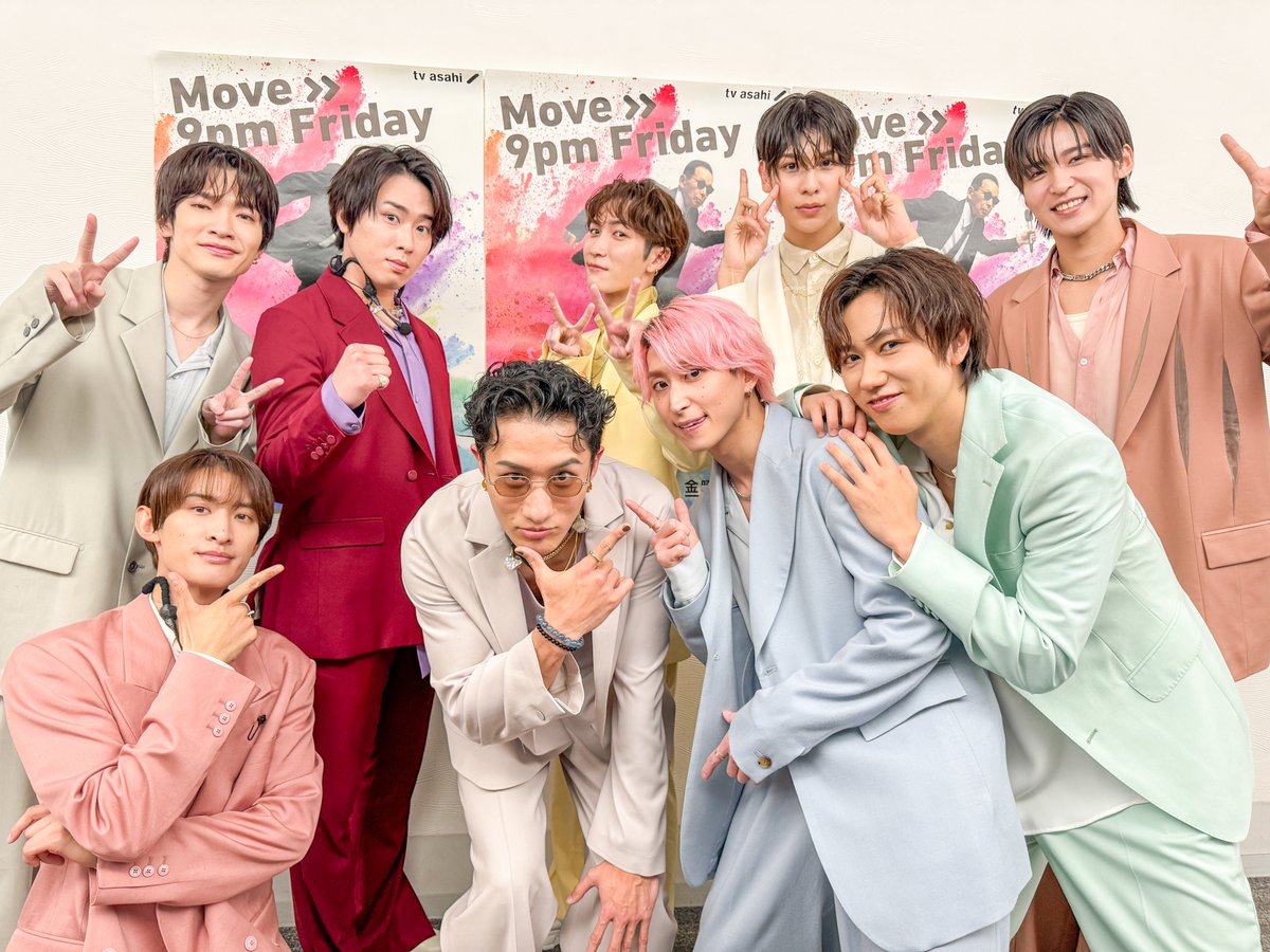 Mst_com's tweet photo. 【#Mステ】

今夜の1曲目は #SnowMan👏

岩本さん主演のドラマ
「恋する警護24時」主題歌で
岩本さんが振付を担当🕺
「LOVE TRIGGER」を披露💘🔫

💬コメント
💛岩本さん「スタイリッシュに踊る Snow Man を堪能してほしいです」

🖤目黒さん「振り付けもおしゃれで踊っていて楽しいです。みなさんもぜひ一緒に楽しんでください！」

💜深澤さん「この曲は発売がバレンタインデーなので、少し早いですが Snow Man からの、プレゼントを受け取ってください」

🤍ラウールさん「誠実な大人の色気ある雰囲気を存分に味わってもらえたら嬉しいです！！」

💙渡辺さん「サビにトリガーを意識してる振り付けがあるのでそこに注目して欲しいです」

💚阿部さん「“大人の余裕”な表情に注目してください」

❤️宮舘さん「誰かを守りたい、包み込みたいという気持ちが溢れる歌詞や岩本の振り付けに注目していただきたいです」

🧡向井さん「メンバーにぴったりな振り付けに注目してほしいです！」

🩷佐久間さん「アダルト Snow Man をぜひ浴びてください」

#ウラステ 本番前にみんなで🤗📸