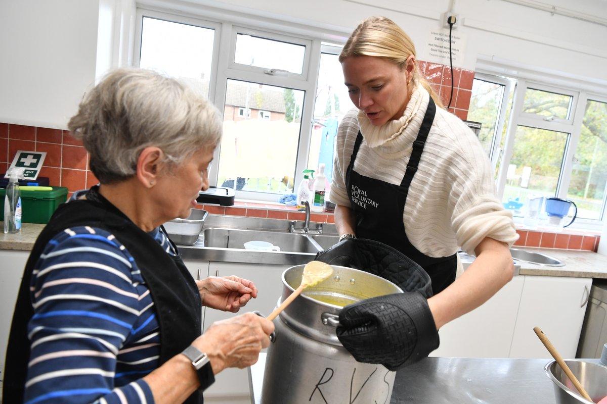 RoyalVolService's tweet photo. We’d like to give a BIG thank you to @RealJodieKidd for spending the afternoon at our Whitehill lunch club and for playing her part volunteering on the day! Here’s to lending a hand to make a positive difference 🤗 #PlayingMyPart https://t.co/aQioCtaPt9