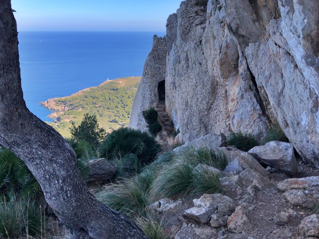 turismepetit's tweet photo. Compartimos  nueva ruta: Excursión a la Penya des Migdia o Penya Rotja. Esta caminata ofrece impresionantes vistas panorámicas de la costa norte de la isla y culmina en un mirador de 354 metros de altitud respecto a nivel del Mar: https://t.co/AVYgGlTgt6 https://t.co/pOwwcb3Byv