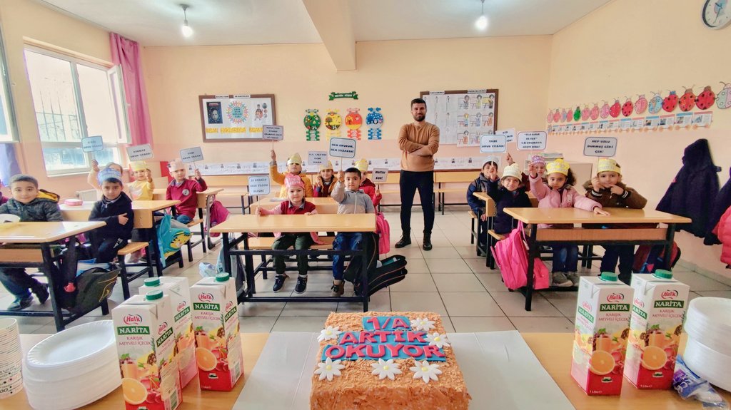 sirinevler_47's tweet photo. 1/A sınıfı öğrencilerimiz ile okuma bayramı gerçekleştirdik. 
Ahmet ORHAN öğretmenimizi ve öğrencilerimizi tebrik ederiz 👏🎉🤗

@tcmeb
@tuncay_akkoyun
@Murat69_Demir 
@mardinilmem 
@Yesillimem1 
@yesillikaymakam 
@haciavlanmaz 
@Hidirbekdas
@sinan_ctn https://t.co/Vy3ytwFD5b