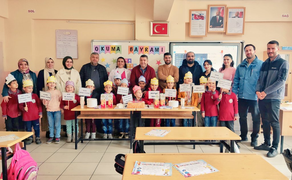 sirinevler_47's tweet photo. 1/A sınıfı öğrencilerimiz ile okuma bayramı gerçekleştirdik. 
Ahmet ORHAN öğretmenimizi ve öğrencilerimizi tebrik ederiz 👏🎉🤗

@tcmeb
@tuncay_akkoyun
@Murat69_Demir 
@mardinilmem 
@Yesillimem1 
@yesillikaymakam 
@haciavlanmaz 
@Hidirbekdas
@sinan_ctn https://t.co/Vy3ytwFD5b