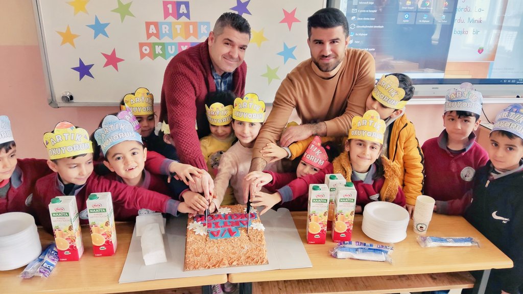 sirinevler_47's tweet photo. 1/A sınıfı öğrencilerimiz ile okuma bayramı gerçekleştirdik. 
Ahmet ORHAN öğretmenimizi ve öğrencilerimizi tebrik ederiz 👏🎉🤗

@tcmeb
@tuncay_akkoyun
@Murat69_Demir 
@mardinilmem 
@Yesillimem1 
@yesillikaymakam 
@haciavlanmaz 
@Hidirbekdas
@sinan_ctn https://t.co/Vy3ytwFD5b