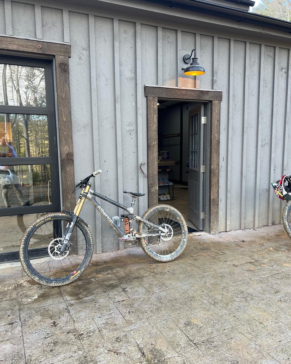 atherton_bikes's tweet photo. Samโs recap after a year of owning his A.200 ๐ฎโ๐จ๐คฉ
Now ogling the 170, Sam has loved riding the 200 at Snowshoe Bike Park, WV and Ride Rock Creek.
British, Bespoke and Beautiful, Samโs full review: https://t.co/Wqu2ZyWgmQ
#athertonbikes
#dhmullet
#dhmtb https://t.co/KOZERt8SAt