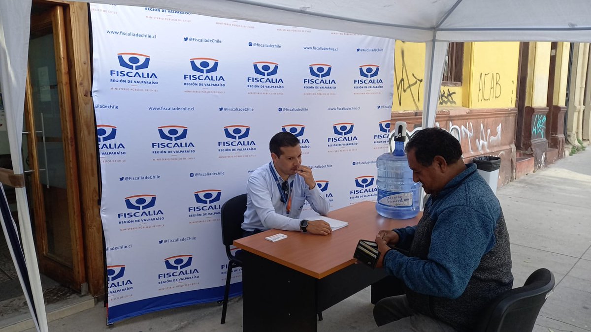 FRValparaiso's tweet photo. 📢Ya estamos atendiendo en nuestro módulo instalado en el @smlchile #valparaíso Funcionarios de #URAVIT @FiscaliaRegionV @fiscaliadechile https://t.co/g4xI5vbW44