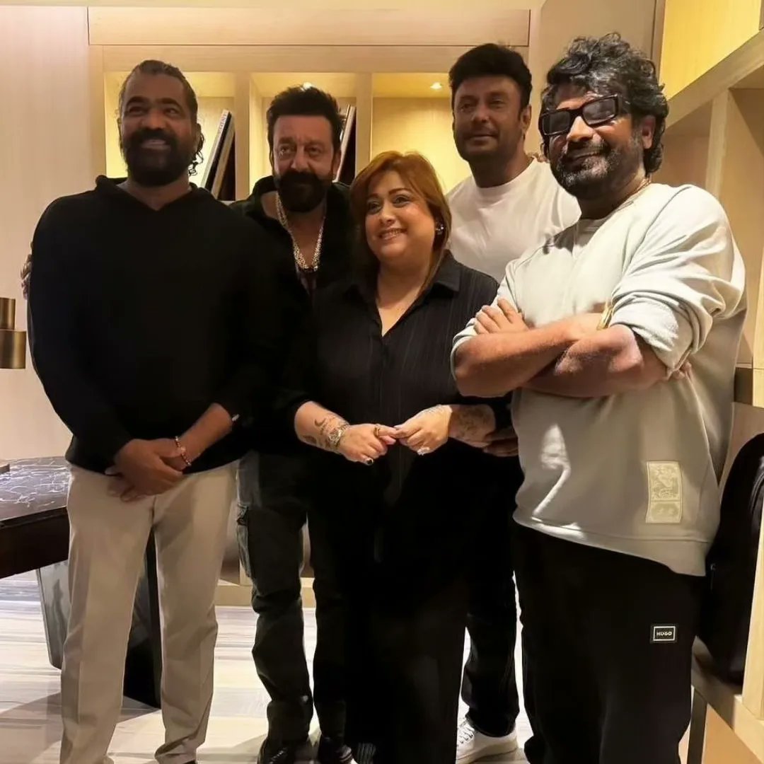 siima's tweet photo. What's cooking guys? Darshan's latest picture with sanjay dutt is sparking collaboration rumours. 📽️🌟😀

Do you think Sanjay Dutt, who is shooting for KD -the Devil with Director Prem will also be part of Prem's next project with Darshan? 
Comment below 👇
#sanjaydutt
#darshanthoogudeepasrinivas 
#kannadacinema 
#newproject 
#directorprem