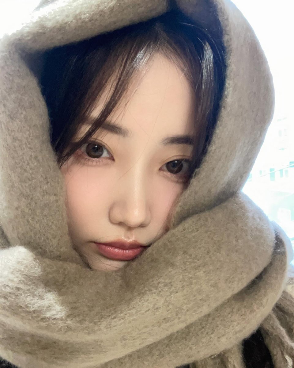 DGGirlsBrasil's tweet photo. 📸 | Atualização da #FUNA em seu Instagram oficial (@/fufunaa_). 

"Está frio então mantenha-se quente ☃️🤎"

[1/2]

#Funa #후우나 #TakayaFuna 
#DGGirls #DGNGG https://t.co/SA1wqxD1No