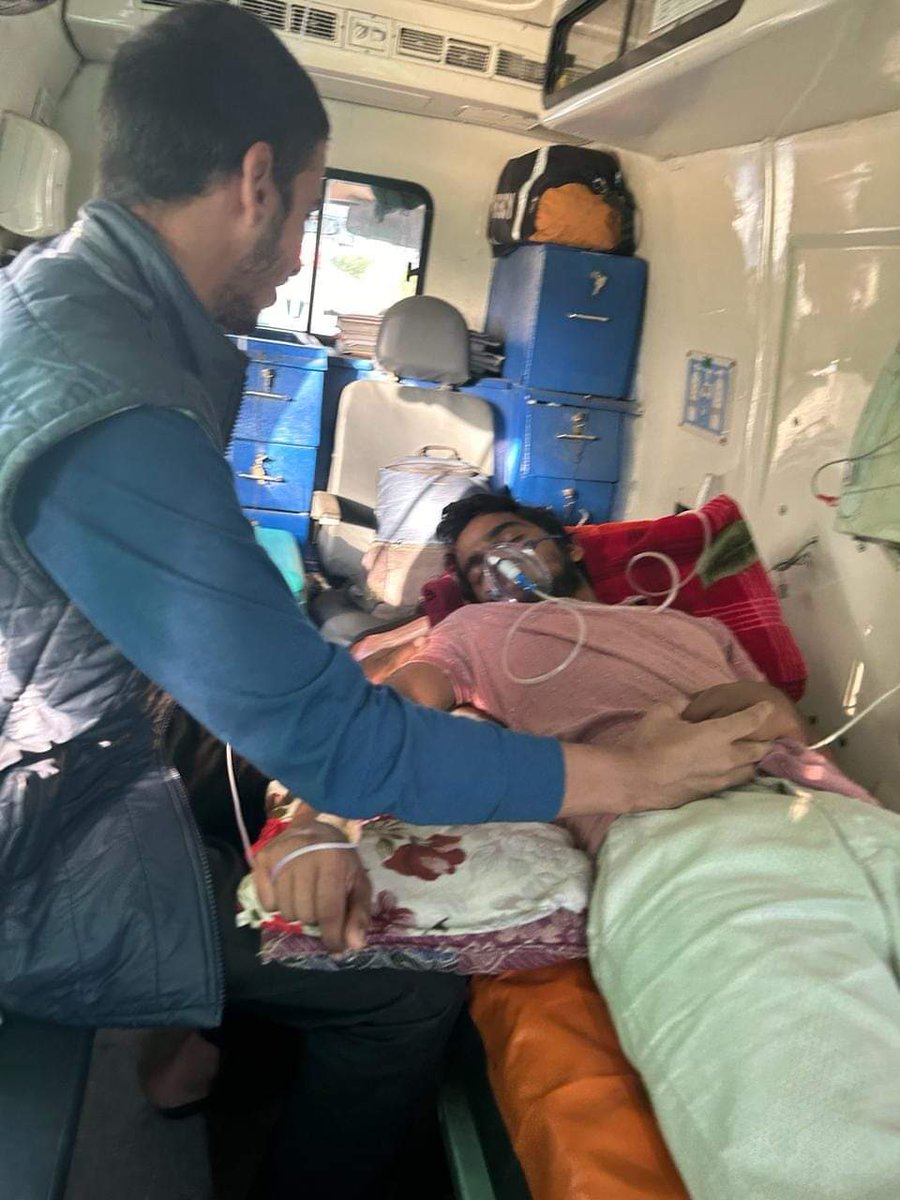 Ramchan1917's tweet photo. विवेक मिश्रा को 3 दिन बाद वर्धा के चिकित्सकों ने नागपुर रेफर कर दिया है। यूनिवर्सिटी प्रशासन इतना असंवेदनशील हो गया है कि उसने निलंबन के खिलाफ लड़ रहे छात्र को निष्कासित भी कर दिया। MGAHV वर्धा में छात्रों के साथ जुल्म जारी है। यह विश्वविद्यालय छात्रों के शोषण का गढ़ बन गया है। https://t.co/COgcQqDJnF