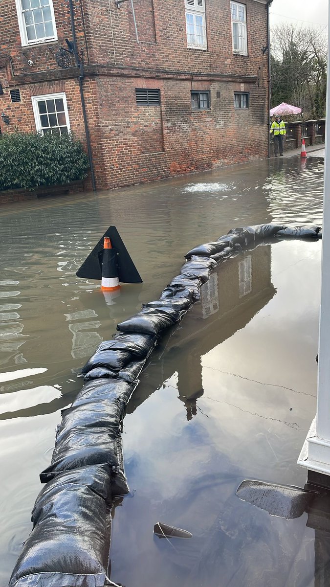 chalfontflood's tweet photo. Thames water-Not much use putting the sand bag wall and not pumping the sewage behind it out @thameswater @EnvAgency https://t.co/yu9vtlPP7o