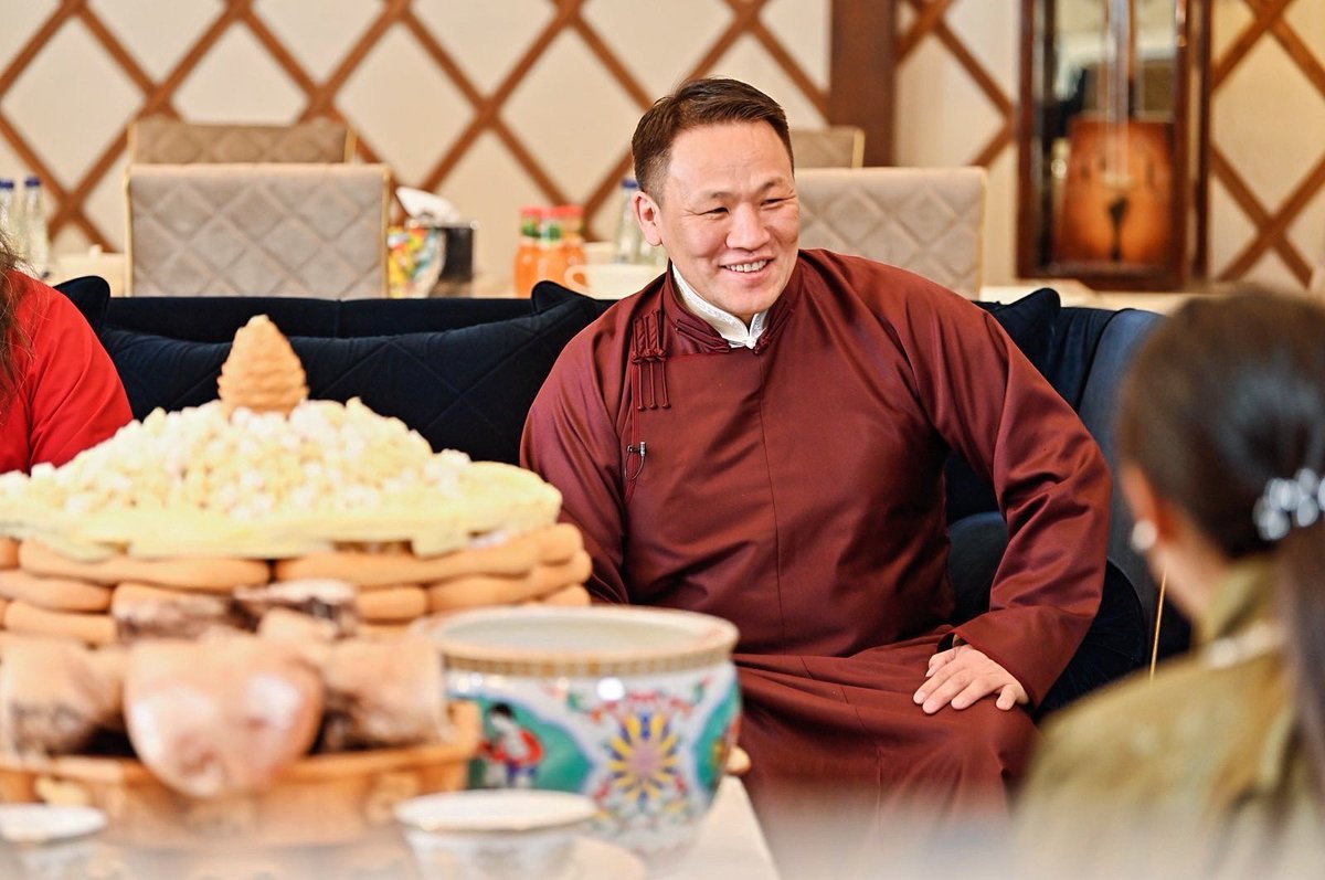 Ирж буй модон луу жил монголчуудын хувьд “Үндэстнээрээ баяжъя” гэх нэгэн зорилго дор эвийг нэгтгэж, хөгжлийг бадраасан, хүчирхэг Монголоо сэргээн цогцлоосон жил байх болтугай!  

Та бүхэн сар шинэдээ сайхан шинэлээрэй! 

“Үндэсний эвсэл”-ийн тэргүүн 
Нямтайширын Номтойбаяр