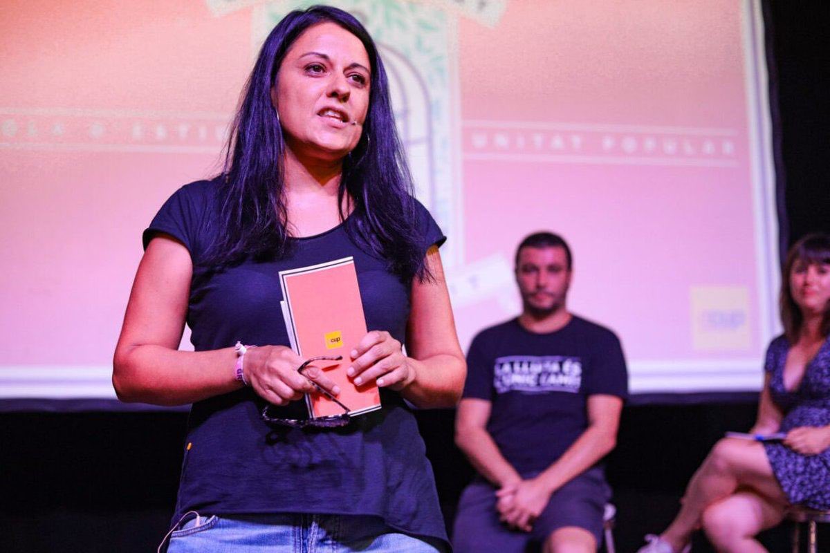 "Després de sis llargs anys, l'Audiència de Barcelona ha arxivat la meva causa pel referèndum d'autodeterminació de l'1-O. És una sensació agredolça. La repressió i la persecució política segueix ben viva contra moltíssimes persones del nostre país."

Anna Gabriel Sabaté