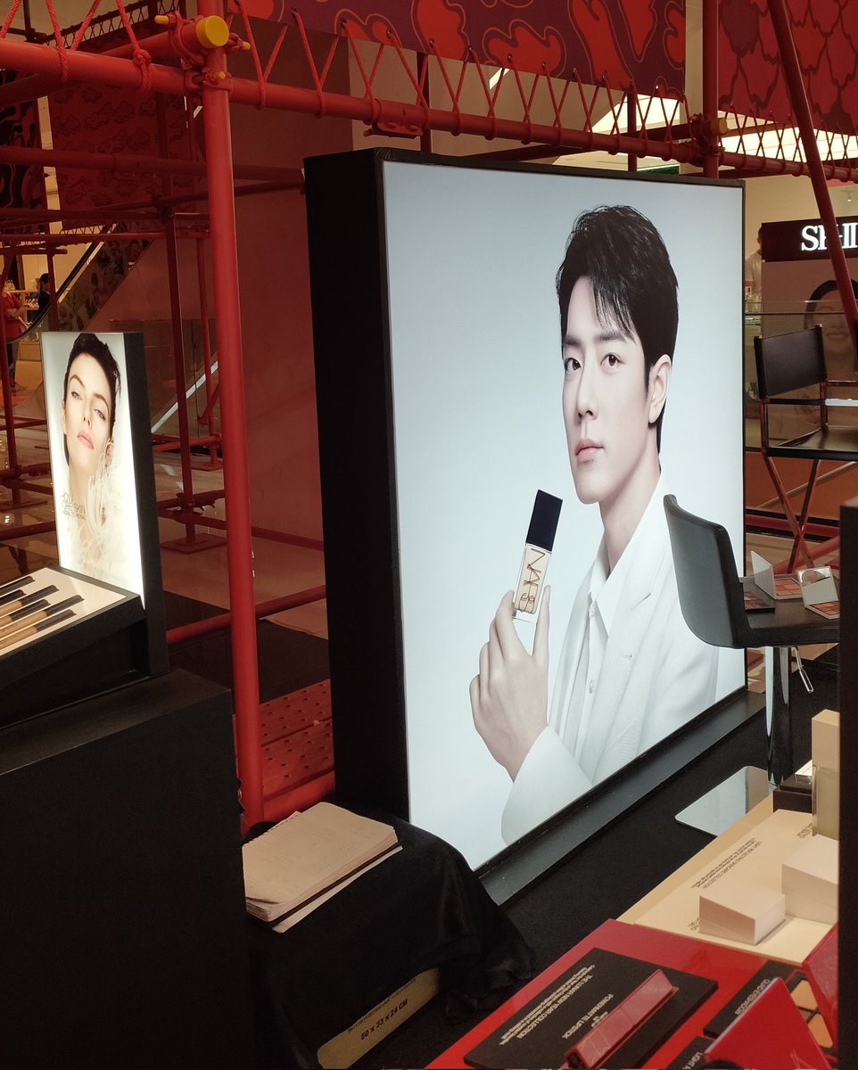 dddd54321's tweet photo. เคาท์เตอร์ NARS เปลี่ยนรูปแล้วนะคะ พี่จ้านแสนหล่อเหลาเหมือนเดิมมมมม 
📍Central Chidlom
#XiaoZhanxNARS https://t.co/yJ2YtZOhER