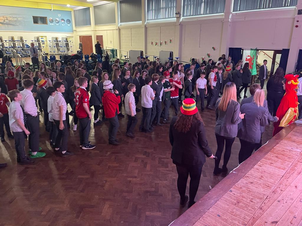 CymraegYGS's tweet photo. Dathlu #DyddMiwsigCymru ddoe 🏴󠁧󠁢󠁷󠁬󠁳󠁿 plant blwyddyn 7 yn mwynhau dawnsio a canu i gerddoriath Cymraeg ❤️😁 year 7 pupils enjoying singing and dancing in our Welsh music day disco yesterday 😁❤️ Diolch i'r Criw Cymraeg am drefnu @YsgolGreenhill @CymraegSB @Miwsig_  #DyddMiwsigCymru https://t.co/qrW7iDrqjS