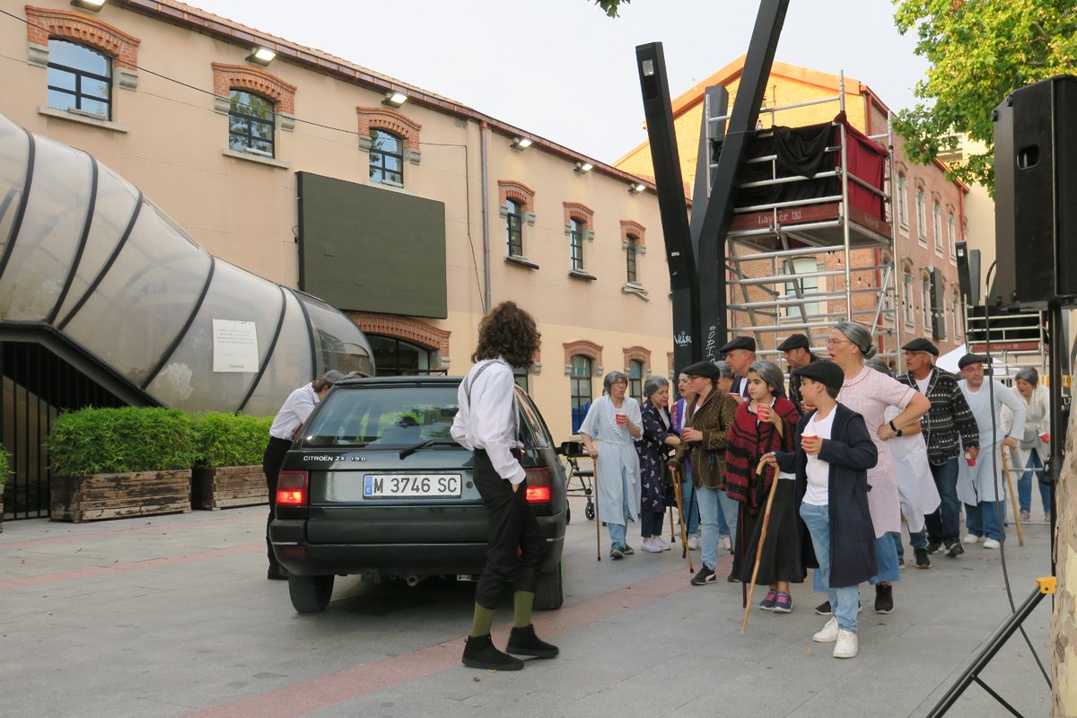 latalega_getafe's tweet photo. Ay, que han premiado en mi pueblo a #lavillanadegetafe en la categoría de teatro y yo no puedo estar más de acuerdo con él reconocimiento. Ojalá el premio sirva para darle el impulso que este montaje popular merece. https://t.co/EiRyYhGnuB