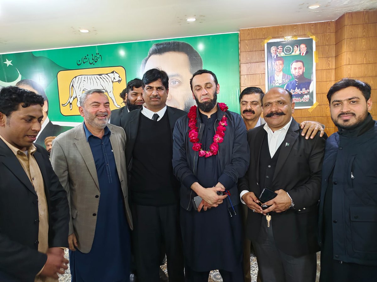 Rajakhurramadvo's tweet photo. ببر شیر بھائی جناب عطاء اللہ تارڑ ممبر قومی اسمبلی پاکستان آپکو اور والدہ محترمہ کو اس عظیم کامیابی پر مبارکباد ، راجہ خرم مرکزی سیکرٹری اطلاعات مسلم لیگ ن لائرز فورم پاکستان
#VotePMLN #EkVariFerSher
@TararAttaullah @AzamNazeerTarar @CMShehbaz @ https://t.co/ZCB3ts7jlf